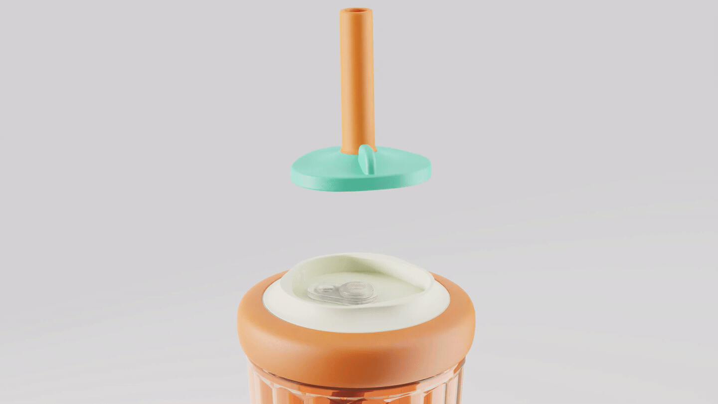 Snapping the magnetic collar onto the cup